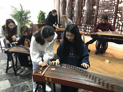 1556417994865713.jpg 皇冠网址
留学生走进民族艺术教育学校2.jpg